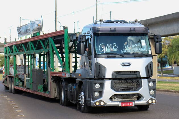 April 8, 2020, Porto Alegre, Rio Grande do Sul, Brasil: (INT) Covid-19:Protest of truck drivers. April 8,2020,Porto Alegre,Rio Grande de Sul,Brazil:Truck drivers protest asking for the reopening of shops and businesses in Porto Alegre City as they are being affected economically. Brazil is still under stay at home,closure of businesses and isolation order issued by the government in order to stop the spread of Coronavirus. ..Credit: Thenews2 Porto Alegre Brasil - ZUMAn293 20200408_znp_n293_017 Copyright: xFernandoxAlvesx