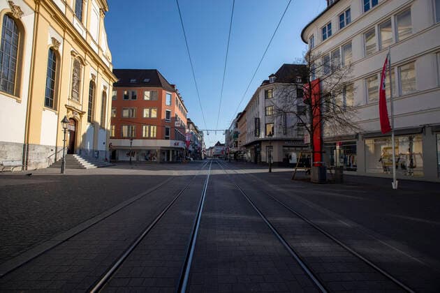 Wuerzburg, City, 08 04 2020, Coronavirus, disaster in Bavaria, exit restrictions Picture In bright sunshine and over 20°, there are hardly any people on the streets of Wuerzburg, Copyright: HMBxMedia xHeikoxBecker