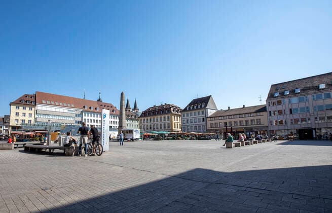 Wuerzburg, City, 08 04 2020, Coronavirus, disaster in Bavaria, exit restrictions Picture In bright sunshine and over 20°, there are hardly any people on the streets of Wuerzburg, Copyright: HMBxMedia xHeikoxBecker