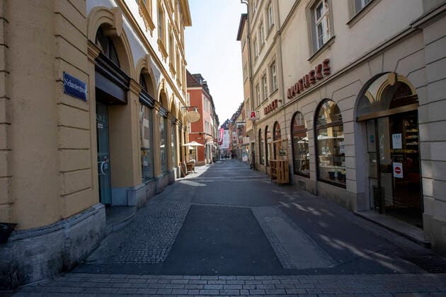 Wuerzburg, City, 08 04 2020, Coronavirus, disaster in Bavaria, exit restrictions Picture In bright sunshine and over 20°, there are hardly any people on the streets of Wuerzburg, Copyright: HMBxMedia xHeikoxBecker
