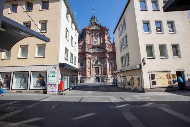 Wuerzburg, City, 08 04 2020, Coronavirus, disaster in Bavaria, exit restrictions Picture In bright sunshine and over 20°, there are hardly any people on the streets of Wuerzburg, Copyright: HMBxMedia xHeikoxBecker