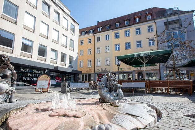 Wuerzburg, City, 08 04 2020, Coronavirus, catastrophe in Bavaria, exit restrictions Picture In bright sunshine and over 20°, hardly any people are out and about in the alleys of Wuerzburg, the beer garden at the Sternbäck Copyright: HMBxMedia xHeikoxBecker