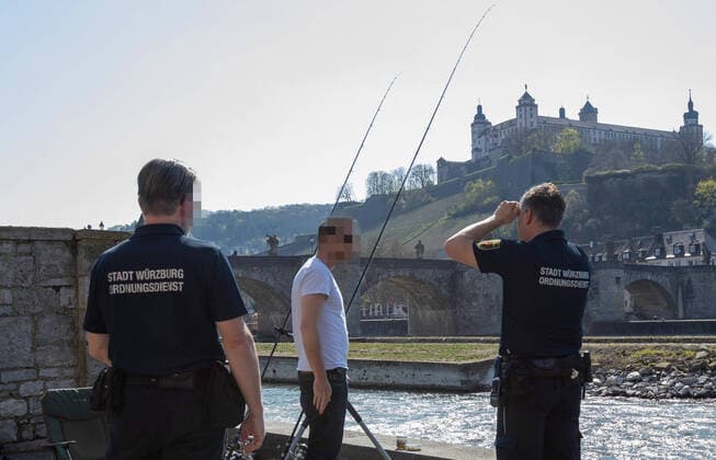 Wuerzburg, City, 08 04 2020, Coronavirus, disaster in Bavaria, exit restrictions Picture The public order office controls the exit restrictions of the Bavarian government at the Mainkai in Würzburg Copyright: HMBxMedia xHeikoxBecker