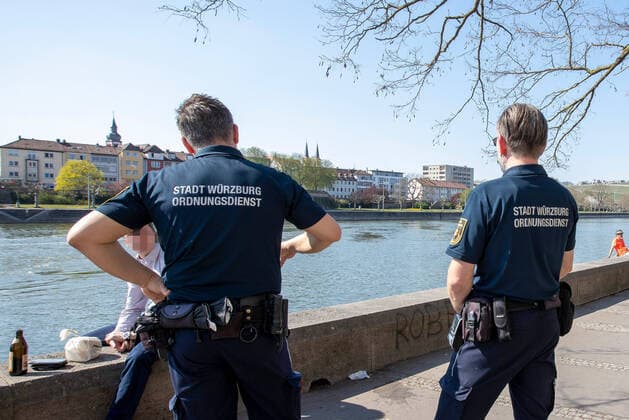 Wuerzburg, City, 08 04 2020, Coronavirus, disaster in Bavaria, exit restrictions Picture The public order office controls the exit restrictions of the Bavarian government at the Mainkai in Würzburg Copyright: HMBxMedia xHeikoxBecker