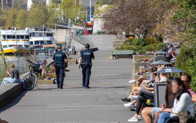 Wuerzburg, City, 08 04 2020, Coronavirus, disaster in Bavaria, exit restrictions Picture The public order office controls the exit restrictions of the Bavarian government at the Mainkai in Würzburg Copyright: HMBxMedia xHeikoxBecker