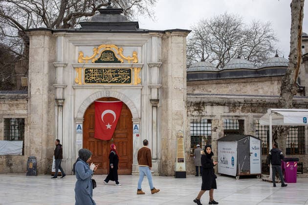 April 3, 2020, Istanbul, Turkey: As the Eyup Sultan Mosque, one of the symbols of Istanbul, was closed, silence was dominant except for some citizens who prayed and prayed Friday prayers in their courtyard. The silence of the mosques continues after the Religious Affairs Directorate s ban on performing Friday prayers in mosques on 16 March 2020 as part of the fight against the new type of corona virus, Kovid-19, pandemic. During the Friday prayer time, all mosques across the country have been closed since 3 weeks. Eyup district, Istanbul. Istanbul Turkey - ZUMAi72_ 20200403_sha_i72_075 Copyright: xTolgaxIldunx