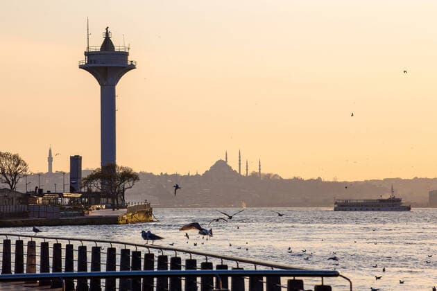 April 3, 2020, Istanbul, Turkey: Citizens obeying the precaution and the ban taken due to the coronavirus epidemic stayed in their homes. Uskudar coast, famous for the Maiden s Tower and its fishermen, is left to the seagulls. With the circular sent by the Ministry of the Interior to 81 provincial governorships, until the fight against the virus was achieved last week, citizens in all provinces and districts of Istanbul, along the coastlines and picnic areas; Activities such as picnicking, fishing, sports and hiking were prohibited. Uskudar district, Istanbul. Istanbul Turkey - ZUMAi72_ 20200403_sha_i72_101 Copyright: xTolgaxIldunx
