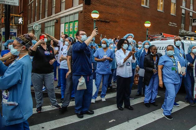 April 8, 2020, New York, NEW YORK, EUA: Healthcare workers applaud in tribute to all those who are working in the fight against the coronavirus in hospitals and health centers on April 08, 2020 in New York City, United States . More than 14,000 people are reported to have died in USA due to the COVID-19 outbreak. New York USA - ZUMAc233 20200408_zsp_c233_041 Copyright: xVanessaxCarvalhox