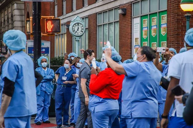 April 8, 2020, New York, NEW YORK, EUA: Healthcare workers applaud in tribute to all those who are working in the fight against the coronavirus in hospitals and health centers on April 08, 2020 in New York City, United States . More than 14,000 people are reported to have died in USA due to the COVID-19 outbreak. New York USA - ZUMAc233 20200408_zsp_c233_047 Copyright: xVanessaxCarvalhox