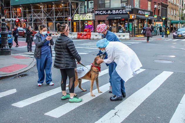 April 8, 2020, New York, NEW YORK, EUA: Healthcare workers applaud in tribute to all those who are working in the fight against the coronavirus in hospitals and health centers on April 08, 2020 in New York City, United States . More than 14,000 people are reported to have died in USA due to the COVID-19 outbreak. New York USA - ZUMAc233 20200408_zsp_c233_070 Copyright: xVanessaxCarvalhox
