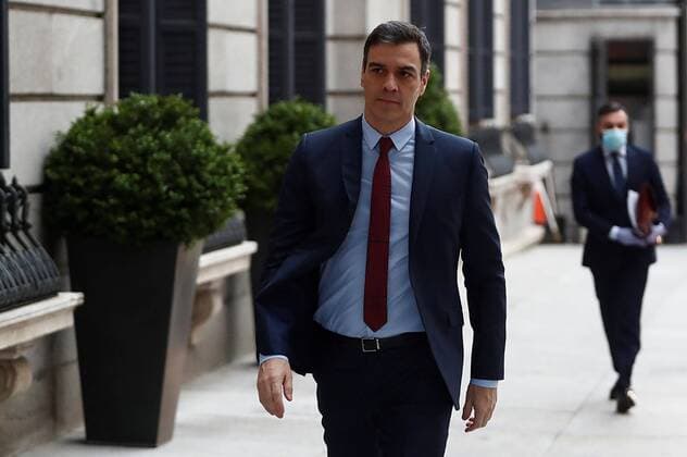 Spanish Prime Minister, Pedro Sanchez (C), arrives to attend the plenary session at Lower Chamber of Spanish Parliament, in Madrid, Spain, 09 April 2020. The session is to be focused in passing a new extension of the state of alarm due to coronavirus outbreak. Plenary session amid coronavirus outbreak !ACHTUNG: NUR REDAKTIONELLE NUTZUNG!  Copyright: xMariscalx GRAF7778 20200409-637220190504400153
