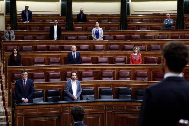 Spanish Prime Minister, Pedro Sanchez (L), and Second Deputy Prime Minister, Pablo Iglesias (2-L), together with other MPs observe a minute silence in memory of victims of coronavirus outbreak at the opening of the plenary session at Lower Chamber of Spanish Parliament, in Madrid, Spain, 09 April 2020. The session is to be focused in passing a new extension of the state of alarm due to coronavirus outbreak. Plenary session amid coronavirus outbreak !ACHTUNG: NUR REDAKTIONELLE NUTZUNG!  Copyright: xMariscalx GRAF7797 20200409-637220203968686784