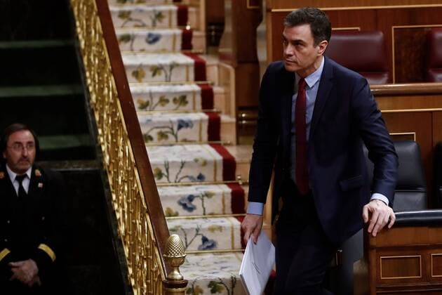 Spanish Prime Minister, Pedro Sanchez (R), in his way to deliver a speech during the plenary session at Lower Chamber of Spanish Parliament, in Madrid, Spain, 09 April 2020. The session is to be focused in passing a new extension of the state of alarm due to coronavirus outbreak. Plenary session amid coronavirus outbreak !ACHTUNG: NUR REDAKTIONELLE NUTZUNG!  Copyright: xMariscalx GRAF7801 20200409-637220207286080434