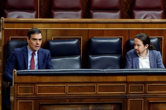Spanish Prime Minister, Pedro Sanchez (L), chats with Second Deputy Prime Minister, Pablo Iglesias (R), at the opening of the plenary session at Lower Chamber of Spanish Parliament, in Madrid, Spain, 09 April 2020. The session is to be focused in passing a new extension of the state of alarm due to coronavirus outbreak. Plenary session amid coronavirus outbreak !ACHTUNG: NUR REDAKTIONELLE NUTZUNG!  Copyright: xMariscalx GRAF7806 20200409-637220213409630703