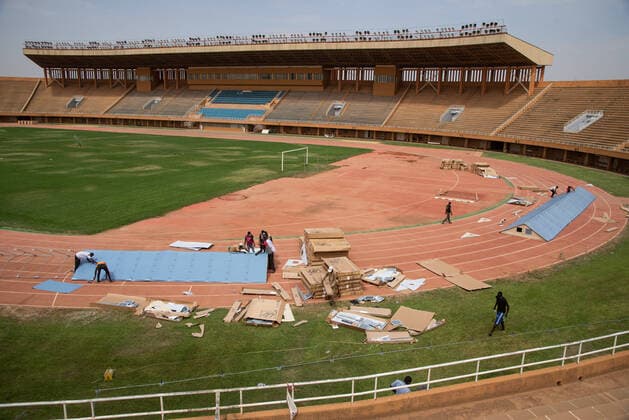 Le personnel met en place des unites de logement pour les refugies (RHU) au stade General Seyni Kountche qui a ete requisitionne par le gouvernement du Niger pour installer un site d isolement a Niamey dans le cadre du plan de preparation et de reponse de Covid-19. Le Haut Commissariat des Nations Unies pour les refugies (HCR) soutient la creation de sites d isolement a Niamey et dans la region en installant des unites de logement pour refugies (RHU) equipees de lits et de la climatisation. Le HCR fournira un nombre total de 350 ULR equipees dans tout le pays pour un total de 700 places, dont 100 places pour la capitale nigeriane.  NicolasxRemenex xLexPictorium LePictorium_0227385
