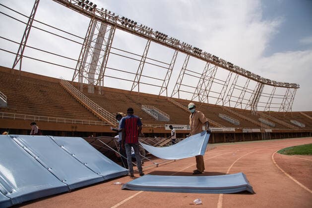 Le personnel met en place des unites de logement pour les refugies (RHU) au stade General Seyni Kountche qui a ete requisitionne par le gouvernement du Niger pour installer un site d isolement a Niamey dans le cadre du plan de preparation et de reponse de Covid-19. Le Haut Commissariat des Nations Unies pour les refugies (HCR) soutient la creation de sites d isolement a Niamey et dans la region en installant des unites de logement pour refugies (RHU) equipees de lits et de la climatisation. Le HCR fournira un nombre total de 350 ULR equipees dans tout le pays pour un total de 700 places, dont 100 places pour la capitale nigeriane.  NicolasxRemenex xLexPictorium LePictorium_0227393