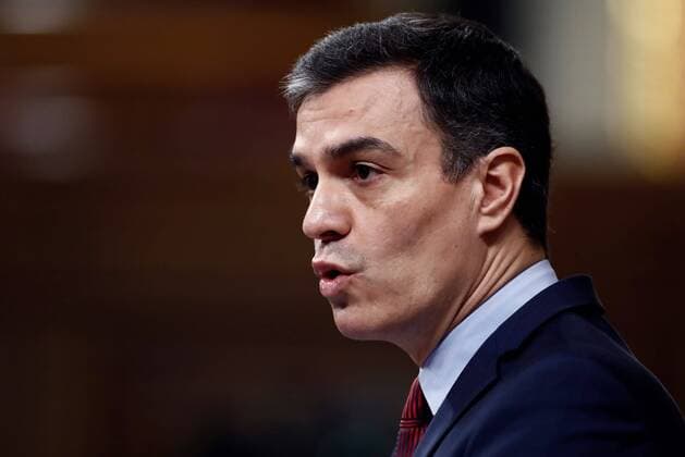 Spanish Prime Minister, Pedro Sanchez (C), delivers a speech during the plenary session at Lower Chamber of Spanish Parliament, in Madrid, Spain, 09 April 2020. The session is to be focused in passing a new extension of the state of alarm due to coronavirus outbreak. Plenary session amid coronavirus outbreak !ACHTUNG: NUR REDAKTIONELLE NUTZUNG!  Copyright: xMariscalx GRAF7823 20200409-637220230788790502