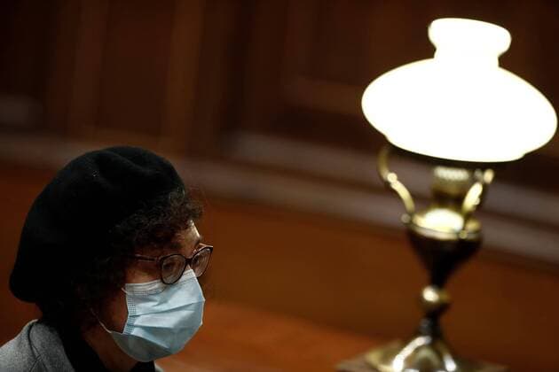 A Lower Chamber s worker protected with a mask attends the plenary session at Lower Chamber of Spanish Parliament, in Madrid, Spain, 09 April 2020. The session is to be focused in passing a new extension of the state of alarm due to coronavirus outbreak. Plenary session amid coronavirus outbreak !ACHTUNG: NUR REDAKTIONELLE NUTZUNG!  Copyright: xMariscalx GRAF7819 20200409-637220232069445925