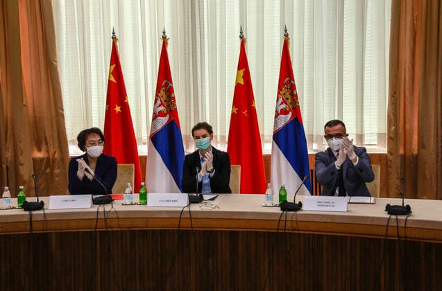 (200409) -- BELGRADE, April 9, 2020 -- Serbian Prime Minister Ana Brnabic(C), Minister of Agriculture, Forestry and Water Management Branislav Nedimovic(R) and Chinese ambassador to Serbia Chen Bo applause during an agreement signing ceremony held in Belgrade, Serbia, April 8, 2020. China s biotech company BGI group will open two COVID-19 testing labs in Serbia to help fight the COVID-19 pandemic, according to an agreement it signed with the Serbian government Wednesday. ) ) SERBIA-BELGRADE-CHINA S BIOTECH FIRM-TESTING LABS-OPEN ShixZhongyu 