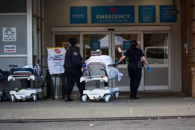 (200409) -- NEW YORK, April 9, 2020 (Xinhua) -- Healthcare workers send a patient into the emergency room at Maimonides Medical Center during the coronavirus pandemic in the Brooklyn borough in New York, the United States, April 8, 2020. The number of COVID-19 cases in the United States reached 401,166 as of 12:20 local time on Wednesday (1620 GMT), according to the Center for Systems Science and Engineering (CSSE) at Johns Hopkins University. A total of 12,936 deaths were reported in the nation, according to the CSSE. (Photo by Michael Nagle Xinhua) U.S.-NEW YORK-COVID-19 