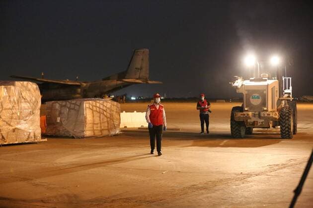 (200409) -- BAGHDAD, April 9, 2020 (Xinhua) -- Staff members unload the second batch of Chinese medical aid in Iraq s capital Baghdad, on April 8, 2020. The second batch of Chinese medical aid arrived on Wednesday in Iraq s capital Baghdad as part of China s assistance in confronting the outbreak of the novel coronavirus in the country. (Xinhua) IRAQ-BAGHDAD-MEDICAL AID-COVID-19 