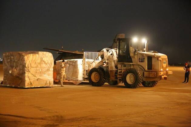 (200409) -- BAGHDAD, April 9, 2020 (Xinhua) -- Staff members unload the second batch of Chinese medical aid in Iraq s capital Baghdad, on April 8, 2020. The second batch of Chinese medical aid arrived on Wednesday in Iraq s capital Baghdad as part of China s assistance in confronting the outbreak of the novel coronavirus in the country. (Xinhua) IRAQ-BAGHDAD-MEDICAL AID-COVID-19 