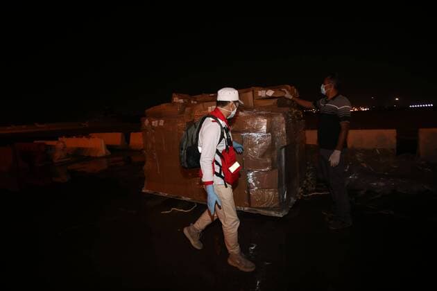 (200409) -- BAGHDAD, April 9, 2020 (Xinhua) -- Chinese medical expert Wang Anming(L) checks the medical aid in Iraq s capital Baghdad, on April 8, 2020. The second batch of Chinese medical aid arrived on Wednesday in Iraq s capital Baghdad as part of China s assistance in confronting the outbreak of the novel coronavirus in the country. (Xinhua) IRAQ-BAGHDAD-MEDICAL AID-COVID-19 