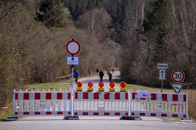 09 04 2020, Füssen in Allgäu, negative effects due to corona virus pandemic, Perre to the car park in direction Alatsee 09 04 2020, effects of tourism due to corona virus 09 04 2020, effects of tourism due to corona virus