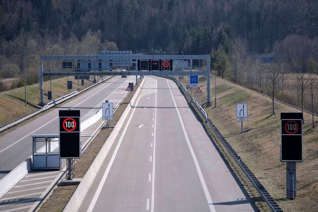 09 04 2020, Füssen in Allgäu, negative effects due to corona virus pandemic, motorway A7 direction Austria border tunnel Füssen Reutte is empty, the lane from Austria is closed on one lane, the police directs the traffic to the exit for entry control of each vehicle 09 04 2020, effects tourism due to corona virus 09 04 2020, effects tourism due to corona virus