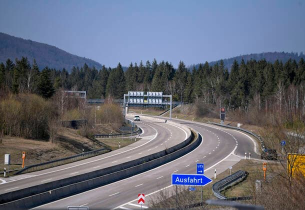 09 04 2020, Füssen in Allgäu, negative effects due to corona virus pandemic, A7 motorway near Füssen Reutte is empty 09 04 2020, effects of tourism due to corona virus 09 04 2020, effects of tourism due to corona virus
