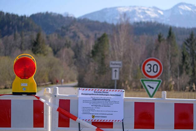 09 04 2020, Füssen in Allgäu, negative effects due to corona virus pandemic, Perre to the car park in direction Alatsee 09 04 2020, effects of tourism due to corona virus 09 04 2020, effects of tourism due to corona virus