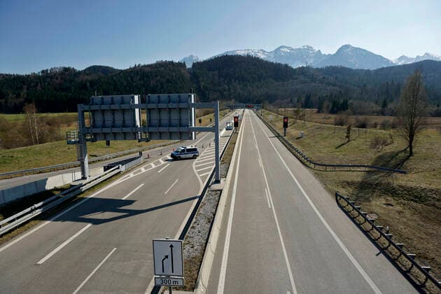 09 04 2020, Füssen in Allgäu, negative effects due to corona virus pandemic, A7 motorway towards Austria, border tunnel Füssen Reutte is empty, the road from Austria is closed on one lane, the police are directing traffic to the exit to control the entry of every vehicle 09 04 2020, effects of tourism due to corona virus 09 04 2020, effects of tourism due to corona virus