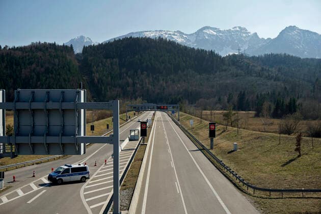 09 04 2020, Füssen in Allgäu, negative effects due to corona virus pandemic, A7 motorway towards Austria, border tunnel Füssen Reutte is empty, the road from Austria is closed on one lane, the police are directing traffic to the exit to control the entry of every vehicle 09 04 2020, effects of tourism due to corona virus 09 04 2020, effects of tourism due to corona virus