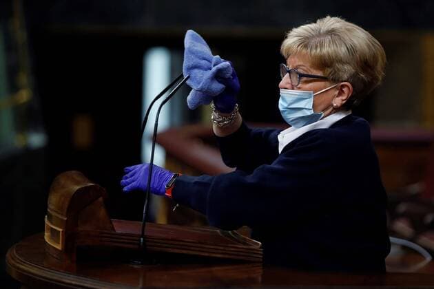 Lower Chamber s cleaner Conchi Garcia disinfects the platform after the speech of each MP during the plenary session at Lower Chamber of Spanish Parliament, in Madrid, Spain, 09 April 2020. The session is to be focused in passing a new extension of the state of alarm due to coronavirus outbreak. Plenary session amid coronavirus outbreak !ACHTUNG: NUR REDAKTIONELLE NUTZUNG!  Copyright: xMariscalx GRAF7882 20200409-637220270043239545