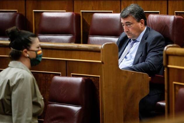 Basque Nationalist Party s parliamentary spokesman, Aitor Esteban (R), looks at far-right Vox party s MP Macarena Olona (L), wearing a mask with Spanish flag, during the plenary session at Lower Chamber of Spanish Parliament, in Madrid, Spain, 09 April 2020. The session is to be focused in passing a new extension of the state of alarm due to coronavirus outbreak. Plenary session amid coronavirus outbreak !ACHTUNG: NUR REDAKTIONELLE NUTZUNG!  Copyright: xMariscalx GRAF7891 20200409-637220286529142211