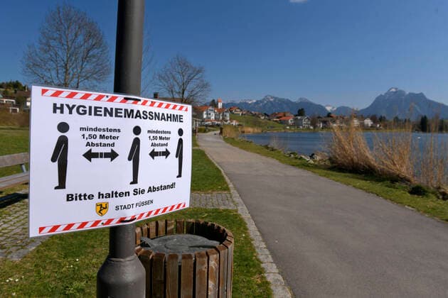 09 04 2020, Füssen in the Allgäu, at the excursion destination Hopfen am Hopfensee the negative effects due to the corona virus pandemic are clearly felt Closed parking lots, empty hotels, restaurants and cafes The community has put up signs everywhere to ensure that visitors comply with the regulations of the government of Bavaria 09 04 2020, effects of tourism due to corona virus 09 04 2020, effects o