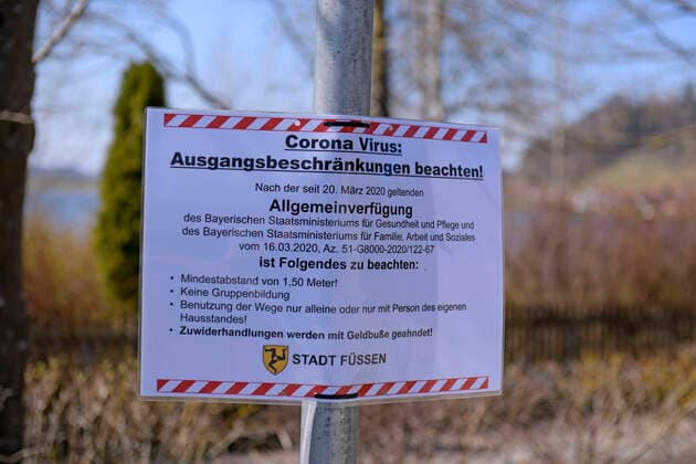 09 04 2020, Füssen in the Allgäu, at the excursion destination Hopfen am Hopfensee the negative effects due to the corona virus pandemic are clearly felt Closed parking lots, empty hotels, restaurants and cafes The community has put up signs everywhere to ensure that visitors comply with the regulations of the government of Bavaria 09 04 2020, effects of tourism due to corona virus 09 04 2020, effects o
