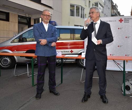 09 04 2020 Frankfurt am Main, DRK, Conrona Epedemie Mobile Corona Test Task Force MCTT of the German Red Cross Frankfurt on behalf of the City of Frankfurt to carry out tests for SARS CoV 2 in municipal facilities such as old peoples homes and nursing homes Picture shows Frankfurts Lord Mayor Peter Feldmann and on the left Health Department Head Stefan Majer emspor, DFL re