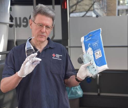 09 04 2020 Frankfurt am Main, DRK, Conrona Epedemie Mobile Corona Test Task Force MCTT of the German Red Cross Frankfurt on behalf of the City of Frankfurt to perform tests for SARS CoV 2 in municipal facilities such as old peoples homes and nursing homes Picture shows symbol picture The DRK doctor explains the use of protective equipment emspor, DFL regulations prohibit any use of photographs