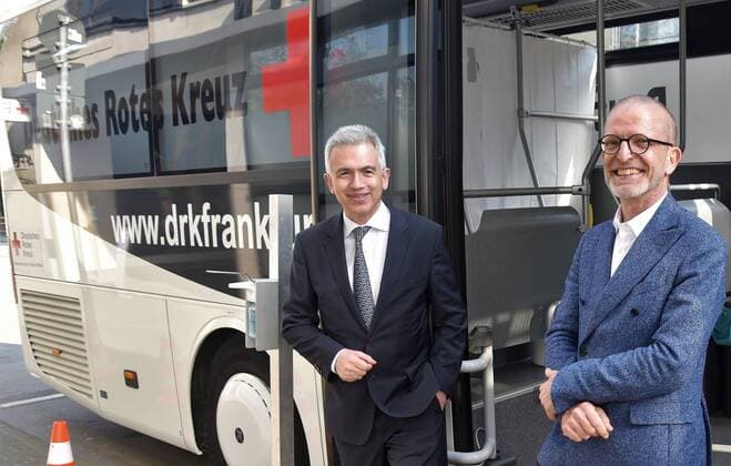 09 04 2020 Frankfurt am Main, DRK, Conrona Epedemie Mobile Corona Test Task Force MCTT of the German Red Cross Frankfurt on behalf of the City of Frankfurt to perform tests for SARS CoV 2 in municipal facilities such as old peoples homes and nursing homes Picture shows Frankfurts Lord Mayor Peter Feldmann and Health Department Head Stefan Majer in front of the te
