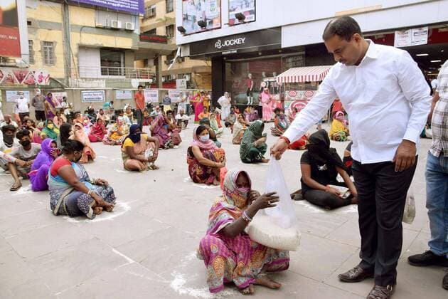 PATNA, INDIA - APRIL 7: People distribute food to the needy on day fifteen of the 21 day nationwide lockdown to curb the spread of coronavirus, at Kankarbagh, on April 7, 2020 in Patna, India. (Photo by Santosh Kumar Hindustan Times ) Government And NGOs Provide Food To Homeless And Poor Amid Lockdown To Prevent Covid-19