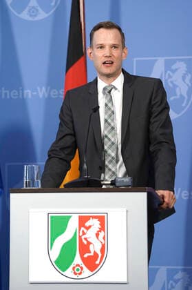 Hendrik Streeck at a press conference to present the Covid 19 Case Cluster Study at the State Chancellery Düsseldorf, 09 04 2020 Foto:xJ.xKrickx xFuturexImage