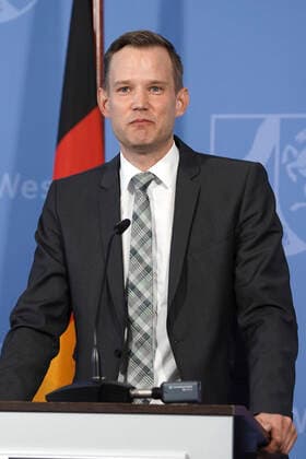 Hendrik Streeck at a press conference to present the Covid 19 Case Cluster Study at the State Chancellery Düsseldorf, 09 04 2020 Foto:xJ.xKrickx xFuturexImage