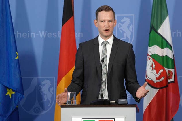 Hendrik Streeck at a press conference to present the Covid 19 Case Cluster Study at the State Chancellery Düsseldorf, 09 04 2020 Foto:xJ.xKrickx xFuturexImage
