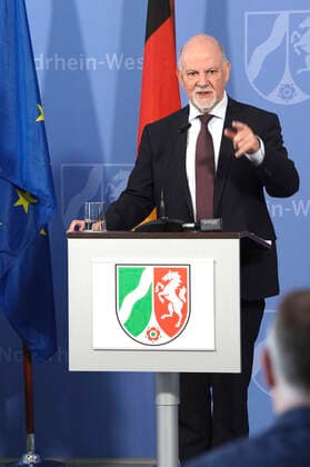 Martin Exner at a press conference to present the Covid 19 Case Cluster Study in the State Chancellery Düsseldorf, 09 04 2020 Foto:xJ.xKrickx xFuturexImage