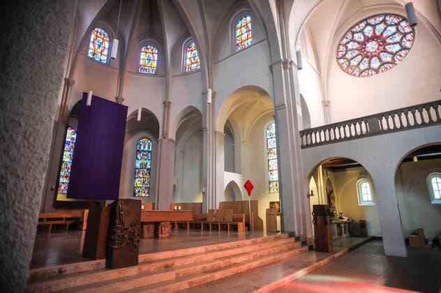 Corona Krise, Kirche. Liebfrauenkirche in Bad Cannstatt. Erbaut in den Jahren 1907 bis 1909 durch den bekannten Kirchenarchitekten Josef Cades, der in Stuttgart zuvor bereits St. Johannes in Untertürkheim oder St. Elisabeth im Stuttgarter Westen und zahlreiche weitere Kirchen der Diözese geplant und errichtet hatte. Am 8. April 1908 wurde der Grundstein gelegt, der noch heute im Windfang des Hauptportales links neben dem Eingang zu sehen ist. Pfarrer Krause lädt herzlich ein, die Eucharistiefeier (auf YouTube) am Bildschirm mitzufeiern. Die Diözese Rottenburg-Stuttgart hat ihre Empfehlungen für den Umgang mit Gottesdiensten in der Corona-Krise überarbeitet und massiv verschärft. So sind alle öffentlichen Eucharistiefeiern und anderen Gottesdienste und Tauffeiern bis einschließlich 19. April abgesagt. Die Sonntagspflicht ist für Copyright: xMaxxKovalenkox