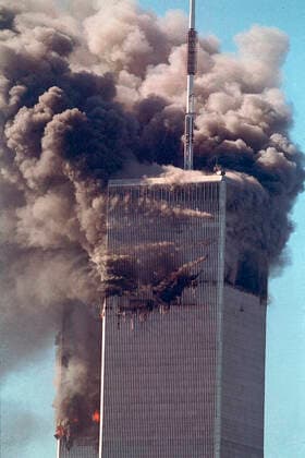 IMAGO History, Anschläge vom 11. September aus New York und Washington D.C 20 Jahre Anschläge vom 11. September: World Trade Center World Trade Center, NYC World Trade Center, New York City terrorist attack, September 11, 2001. New York NY USA Copyright: xStevenxE..xSutton DUOMO PCNx VV1202 106088
