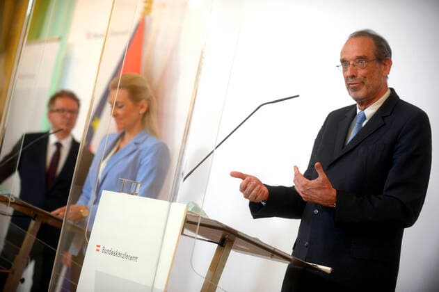 Vienna 09 04 2020, Federal Chancellery, Vienna, AUT, Current developments on corona disease in Austria, press conference on family and social affairs, in picture from Social Minister Rudolf Anschober Gruene,  EP_str
