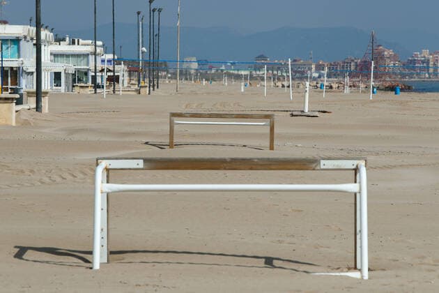 April 9, 2020, Valencia, VALENCIA, SPAIN: Illustration, general view of the empty Malvarrosa beach in Valencia during the Hole Week and the fourth week after the Government declared the state of alarm in Spain and recommended people to stay at home to fight coronavirus COVID-19 on April 9, 2020 in Valencia, Spain Valencia SPAIN - ZUMAa181 20200409_zaa_a181_003 Copyright: xIvanxTerronx