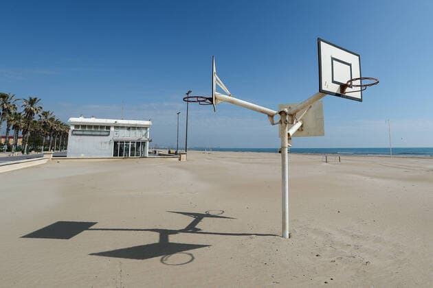 April 9, 2020, Valencia, VALENCIA, SPAIN: Illustration, general view of the empty Malvarrosa beach in Valencia during the Hole Week and the fourth week after the Government declared the state of alarm in Spain and recommended people to stay at home to fight coronavirus COVID-19 on April 9, 2020 in Valencia, Spain Valencia SPAIN - ZUMAa181 20200409_zaa_a181_011 Copyright: xIvanxTerronx